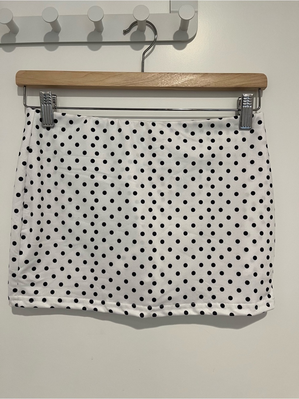 COMFORTCANA White Low-Rise Mini Skirt with Black Polka Dots